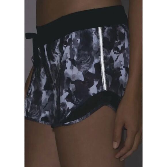 Lululemon Hotty Hot Short 2.5" Size 6 - Picture 1 of 10